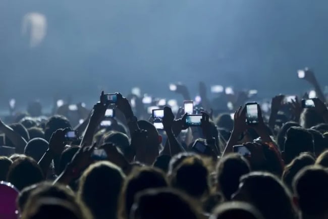 20562-people-taking-photos-at-concert-768x513