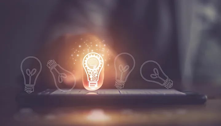 Business-employee-touching-light-bulbs-on-a-smartphone